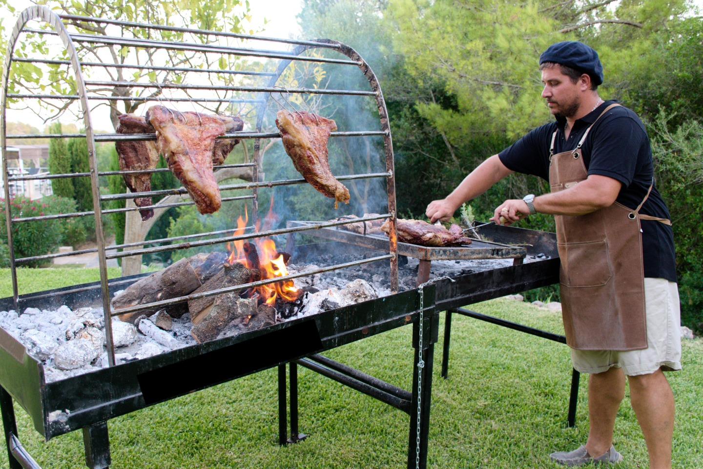 Asador trabajando la parrilla